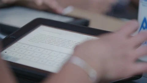 Hands using ipad like tablet device in the outdoors. Видео 70380677