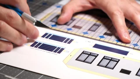 Hands using a knife to cut craft paper. San Francisco CA USA August 27th 2024 库存影片 282928622