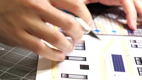 Hands using a knife to cut craft paper. San Francisco CA USA August 27th 2024 库存影片 282928630