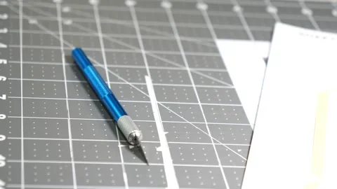 Hands using a knife to cut craft paper. San Francisco CA USA August 27th 2024 库存影片 282928668