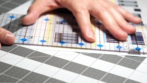 Hands using a knife to cut craft paper. San Francisco CA USA August 27th 2024 库存影片 282928685