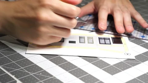 Hands using a knife to cut craft paper. San Francisco CA USA August 27th 2024 库存影片 282928688