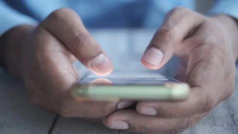 Hands using mobile phone screen closeup scrolling social media application .. 動画素材 332746512