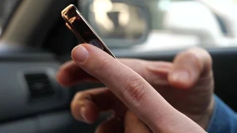 Hands using smartphone while sitting in the car, close shot Vidéo 271152692