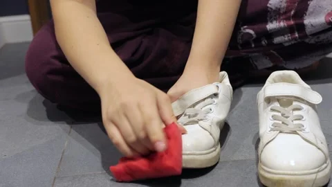 Hands wash sneaker on wet tile floor Vídeos de archivo 337955222