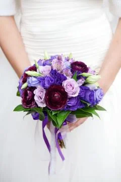 Hands on wedding bouquet Foto stock