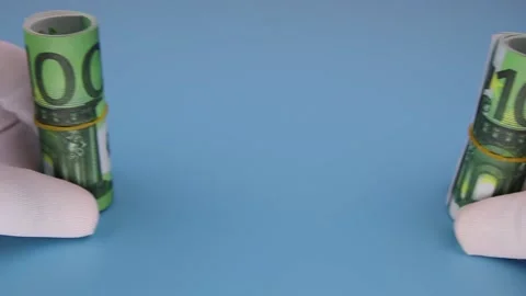 Hands in white gloves move 2 rolled rolls of 100 euro banknotes. Close-up Vidéo 142193283