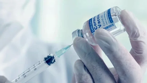 Hands in white gloves with a syringe and ampoule while doctor preparing Stock-Footage 336587017