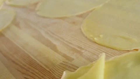 Hands in white protective gloves take the pancake and transfer it to the table. Vídeos de archivo 146358148