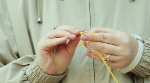 Hands of a woman knitting wool Vidéo 24791504
