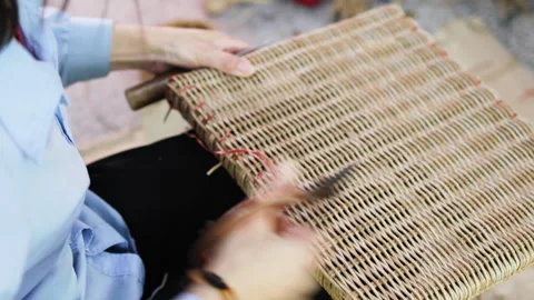 Hands work with scissors to make wicker furniture. Video stock 320386735