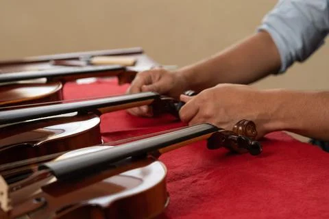 Hands of a worker working in a music instruments workshop Foto stock