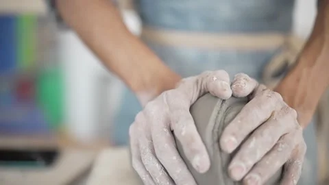 HANDS WORKING ON CLAY CERAMIC 3 Vidéo 302383056