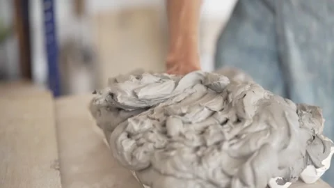 HANDS WORKING ON CLAY CERAMIC Vidéo 302383284