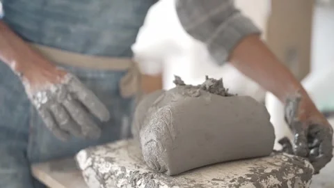 HANDS WORKING ON CLAY CERAMIC SLOW MOTION Vidéo 302383209