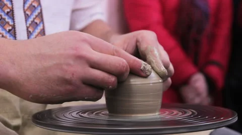 Hands working on pottery wheel Видео 64301134