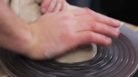 Hands working on pottery wheel Видео 64301276