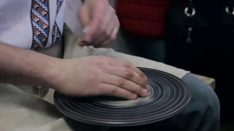 Hands working on pottery wheel Видео 73781175