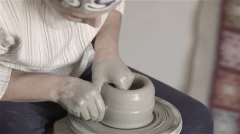 Hands working on pottery wheel, shaping a clay pot Vidéo 68115309
