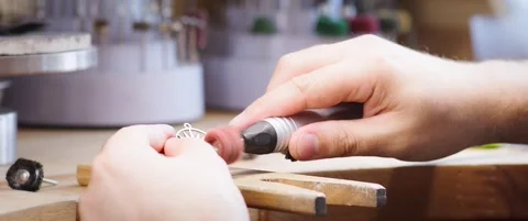 Hands Working on a Ring with a Rotary Tool at a Workbench Vídeo Stock 342562564