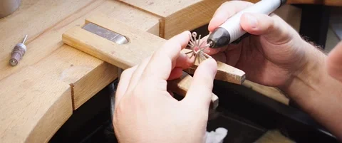Hands Working on a Sun-Shaped Silver Jewelry Piece with a Rotary Tool Vídeo Stock 342562166