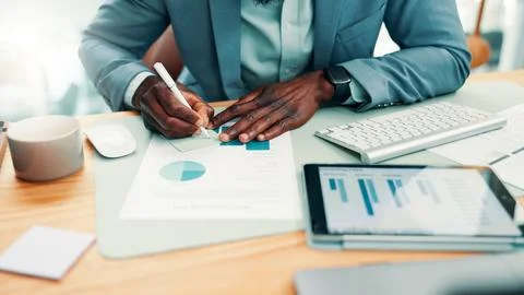 Hands, writing and sticky note with graphs at office for review, insight and Foto stock