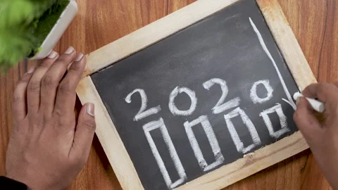 Hands writing decreasing 2020 arrow mark on Slate 库存影片 142697670
