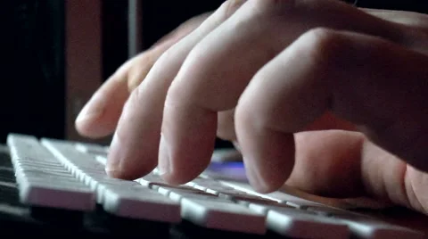 Hands writing on keyboard Vídeos de archivo 43036598