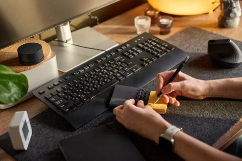 Hands writing on sticky note at desk in home office. Concept of planning 스톡 사진