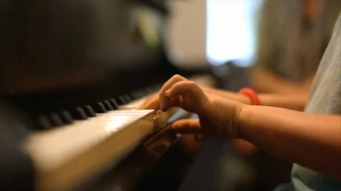 Hands of a young boy playing the piano. Vidéo 88405767