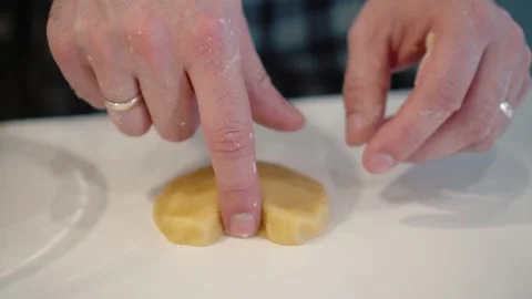 Hands of young man make cookie heart shaped Vídeo Stock 147985697