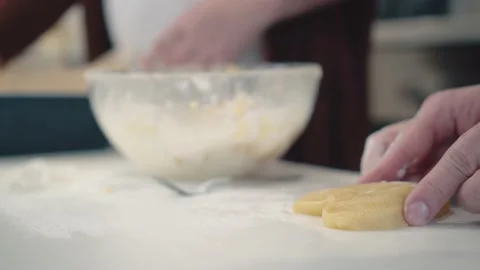 Hands of young man make cookies heart shaped Vídeo Stock 147985758
