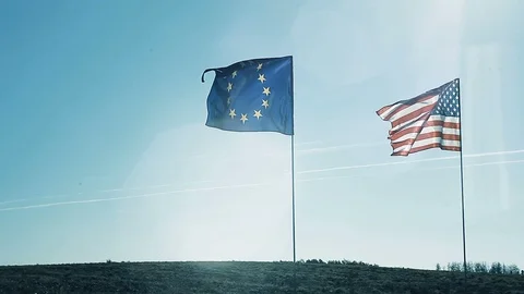 Handshake on the background of the flags of America and the European Union Vídeo Stock 97352919