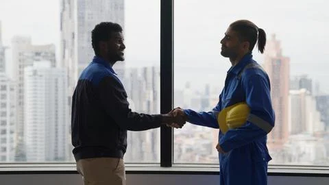 Handshake between engineer foreman manager and electrician Foto stock