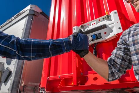 Handshake Between Two Workers at a Logistics Yard With a Red Shipping Conta.. 库存照片