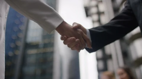 A handshake in the city between two professionals, in slow motion Vidéo 107287497
