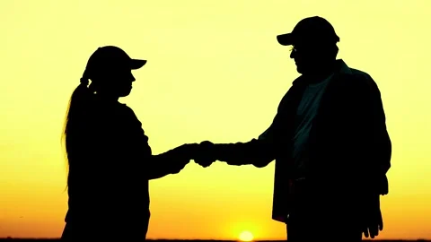 Handshake, strength trust success. Silhouette two farmers who shake hands, deep Vídeo Stock 257564657