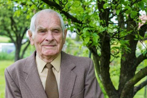 Handsome 80 plus year old senior man posing for a portrait in his garden. Foto stock