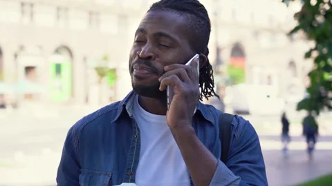Handsome African man talking on mobile phone on the street, discussing something Stock-Footage 157766915