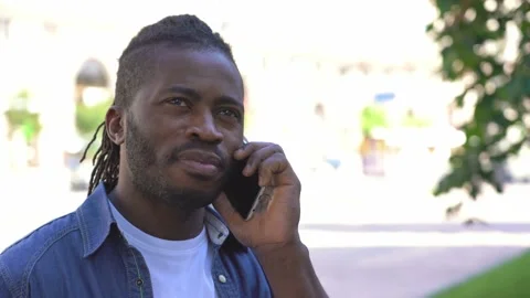 Handsome African man talking on mobile phone on the street, discussing something Stock-Footage 159075441
