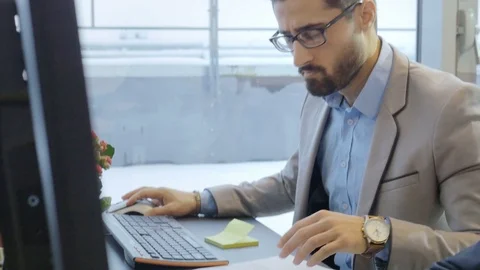 Handsome and smart employee focused on the computer screen Vídeos de archivo 73997269