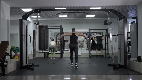 Handsome bodybuilder excercises in gym Video stock 102739751