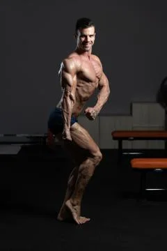 Handsome Bodybuilder Making Side Triceps Pose Foto stock