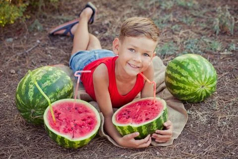 Handsome boy child posing in central park forest meadow with summer fresh jui Stock-Fotos
