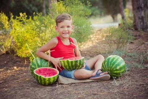 Handsome boy child posing in central park forest meadow with summer fresh jui Foto stock