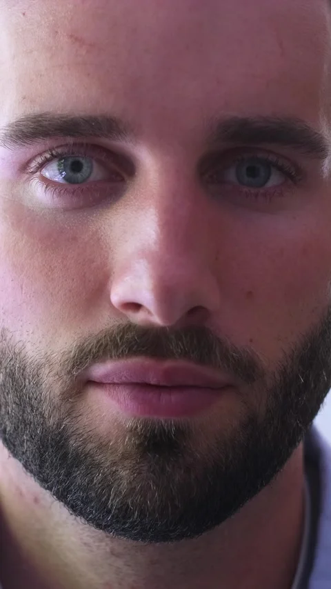Handsome caucasian man with a beard and blue eyes opening his eyes and smiling Vídeos de archivo 344756975