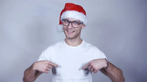 Handsome christmas man is posing in studio, pointing himself. Vidéo 44898919