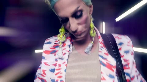 Handsome drag queen plays electric guitar on the stage of the club Vídeo Stock 166003045