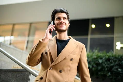 Handsome elegant dressed man talking on the phone Stockfoto's