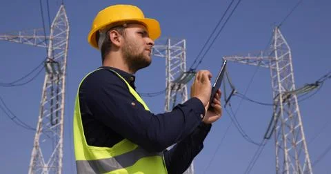 Handsome Engineer Man Occupation Using a Digital Tablet Looking Up Cables Pillar Foto stock